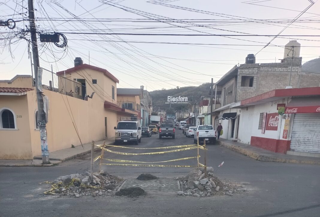 ¡CUÁNTA SINVERGÜENZADA!, EL AYUNTAMIENTO DE TEPIC Y SU GRAN NEGOCIO; QUITAN TAPAS METÁLICAS EN BUEN ESTADO