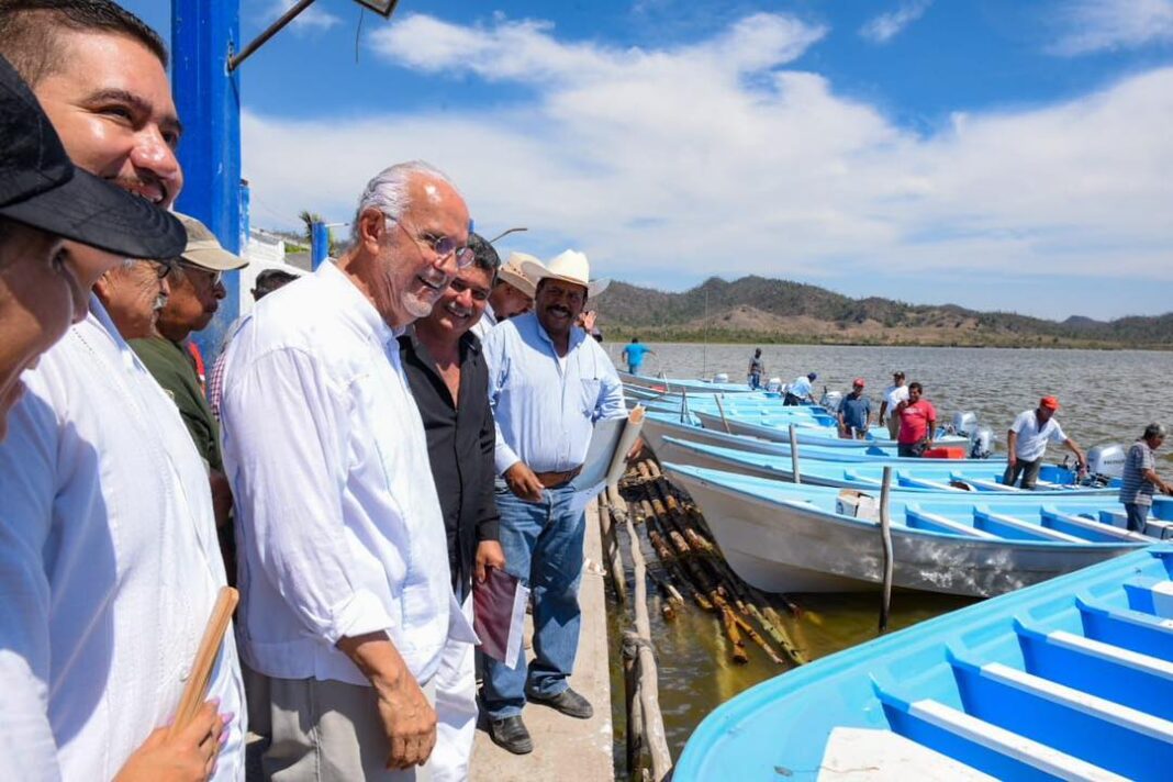 Entrega Miguel Ángel Navarro Quintero, embarcaciones con motor fuera de borda en beneficio de pescadores de Nayarit