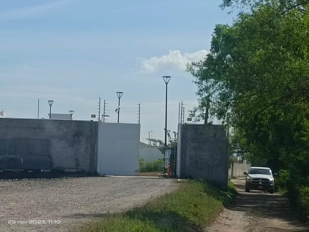 FRACCIONAMIENTO HABITACIONAL SE APROPIA DE UNA PARTE DEL CAMINO DE LA MARGEN DERECHA DEL RÍO MOLOLOA EN TEPIC