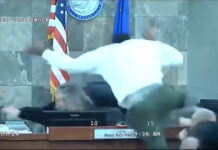 Violento Ataque a la Jueza Mary Kay Holthus en Tribunal de Clark, Nevada. Alguacil Resulta Herido tras Denegación de Libertad Condicional