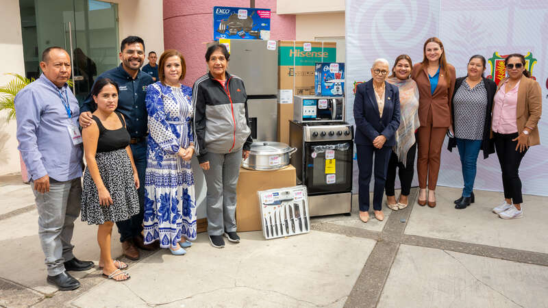 Entrega Beatriz Estrada equipamiento para Centros de Asistencia Social