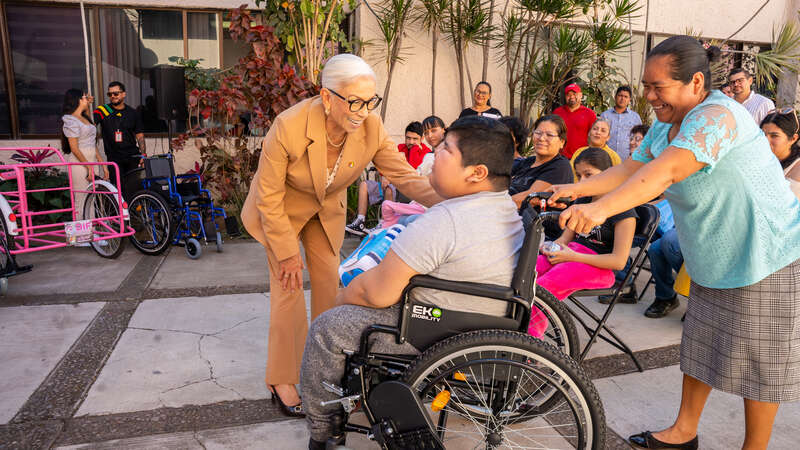 Beatriz Estrada brinda inclusión y bienestar con la entrega de aparatos de movilidad y triciclos de carga