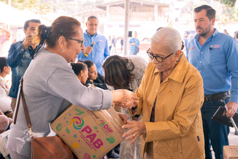 Beatriz Estrada acerca apoyos y servicios a familias de la colonia El Rodeo