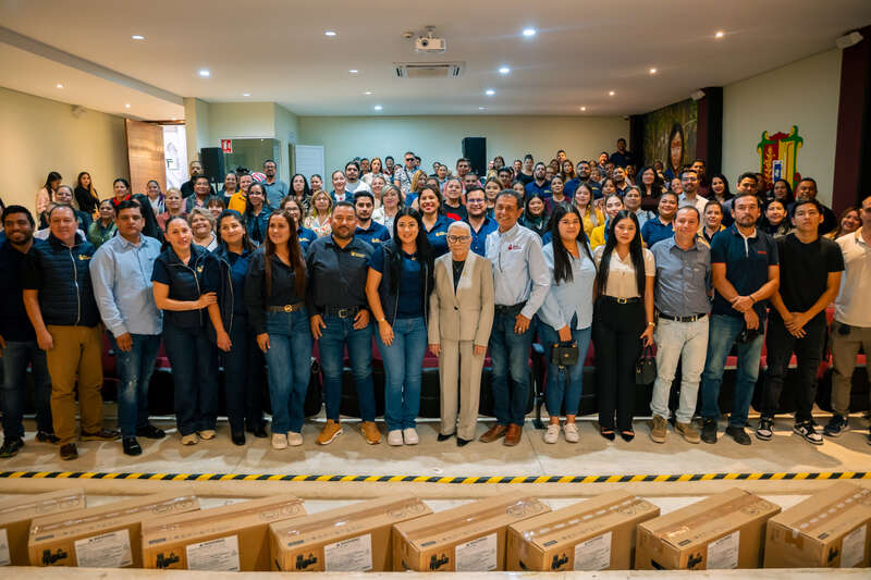 Beatriz Estrada impulsa la educación de las personas adultas con la entrega de computadoras