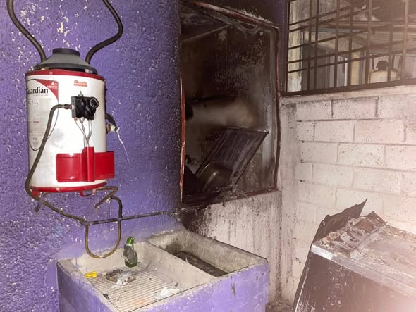 Atienden bomberos explosión por cilindros de gas en vivienda de Bahía de Banderas Atienden bomberos explosión por cilindros de gas en vivienda de Bahía de Banderas