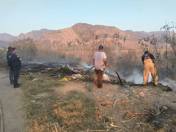 Atienden bomberos estatales incendios de pastizal en San Blas y Jala Atienden bomberos estatales incendios de pastizal en San Blas y Jala