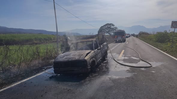 Sofocan incendio de vehículo en la carretera Tepic–Guadalajara, en Ahuacatlán Sofocan incendio de vehículo en la carretera Tepic–Guadalajara, en Ahuacatlán
