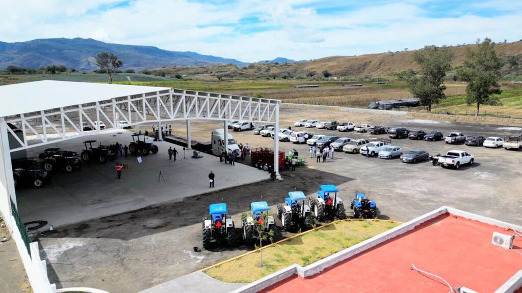 Entregan Miguel Ángel Navarro y Beatriz Estrada Central de Maquinaria Sur en Jala