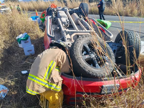 Atienden volcadura en la Carretera Federal 15 libre Tepic–Guadalajara