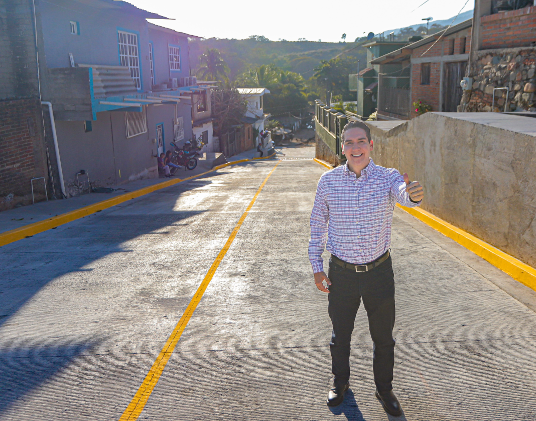 Inaugura Héctor Santana la calle Guerrero en El Colomo