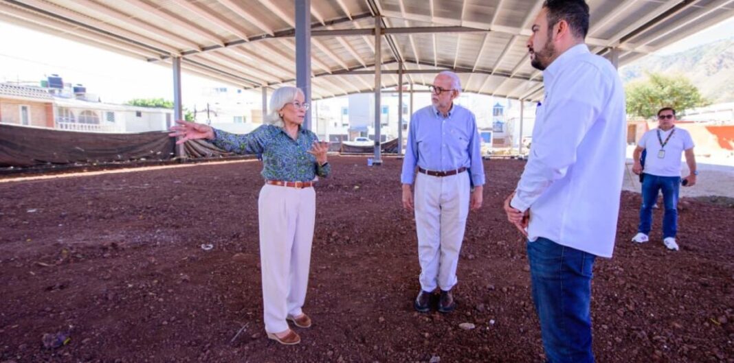 Beatriz Estrada y Miguel Ángel Navarro supervisan la construcción del nuevo Almacén DIF y del Centro TEA