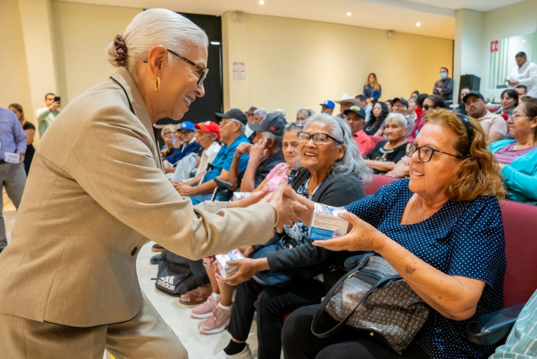 Beatriz Estrada impulsa el bienestar de los adultos mayores con la entrega de prótesis dentales