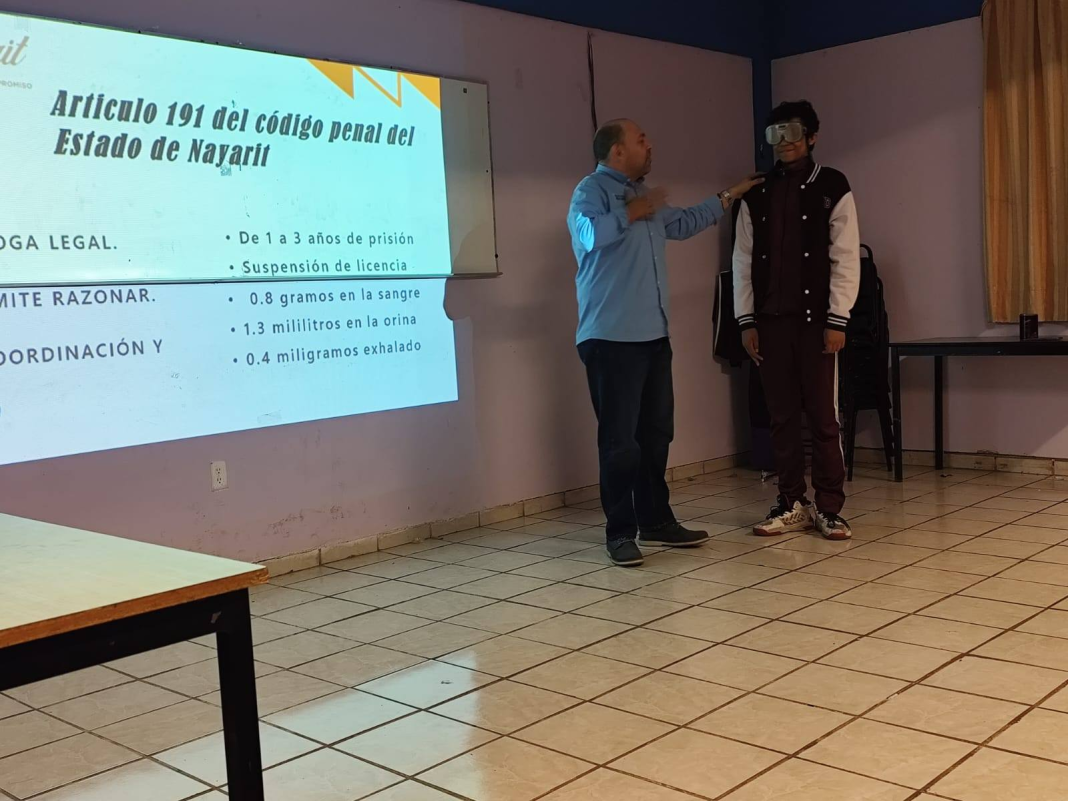 Capacitan a comunidad educativa en temas de seguridad vial en Tepic