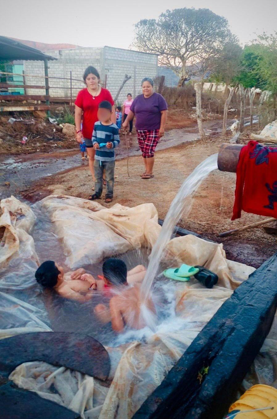 Garantiza Miguel Ángel Navarro abasto de agua en Santiago de Pochotitán