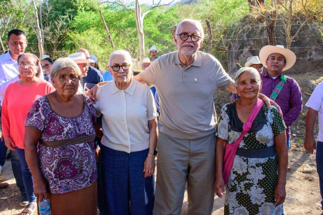 Con obras y compromisos, Miguel Ángel Navarro y Beatriz Estrada concluyen gira en Rosamorada
