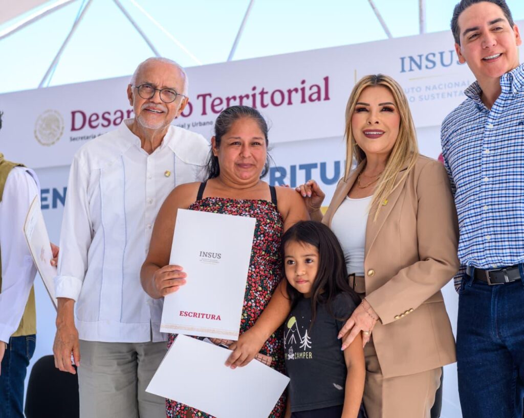 Familias de Nayarit reciben escrituras y certeza jurídica sobre su patrimonio