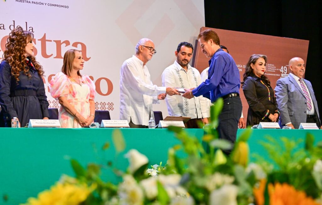 Gobierno de Nayarit reconoce la trayectoria y compromiso del magisterio