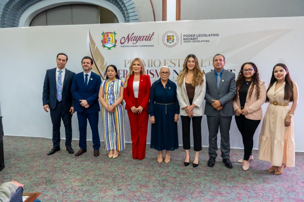 Reconocen a periodistas destacados en Nayarit