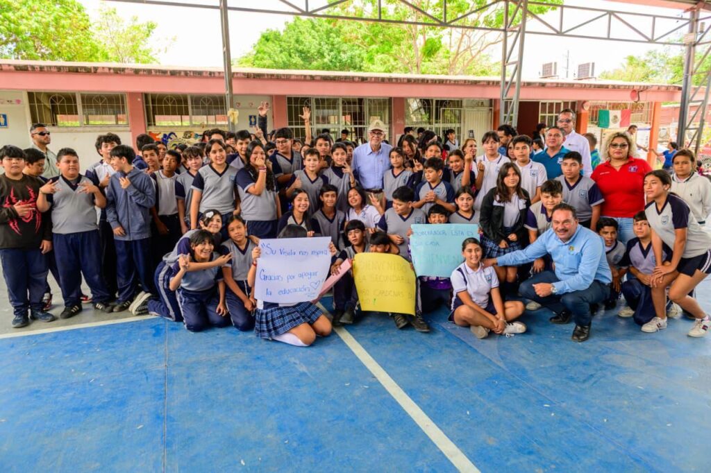 Miguel Ángel Navarro anuncia mejoras para secundaria de Tepic