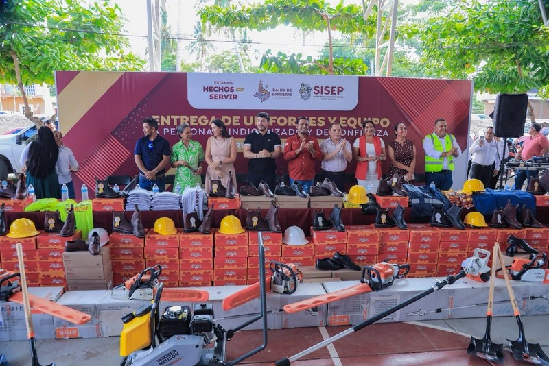 Entrega Israel Santillán uniformes, seguros y equipo a trabajadores del SISEP Entrega Israel Santillán uniformes, seguros y equipo a trabajadores del SISEP